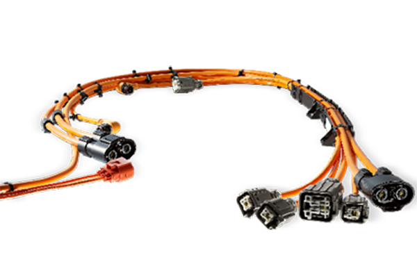 新能源高壓線束是指用于傳輸高壓電力和信號(hào)的電線束，通常用于電動(dòng)汽車、混合動(dòng)力汽車和其他新能源設(shè)備中。與傳統(tǒng)汽車相比，新能源車輛使用更高電壓的電力系統(tǒng)，因此需要使用高壓線束來傳輸電能。